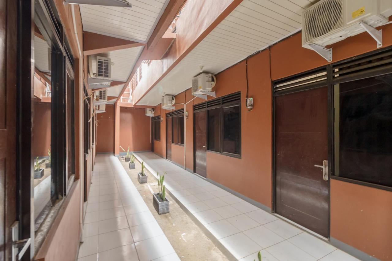 Отель Reddoorz Syariah Near Siloam Hospitals Bulak Kapal Бекаси Экстерьер фото
