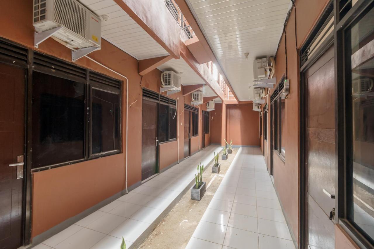 Отель Reddoorz Syariah Near Siloam Hospitals Bulak Kapal Бекаси Экстерьер фото