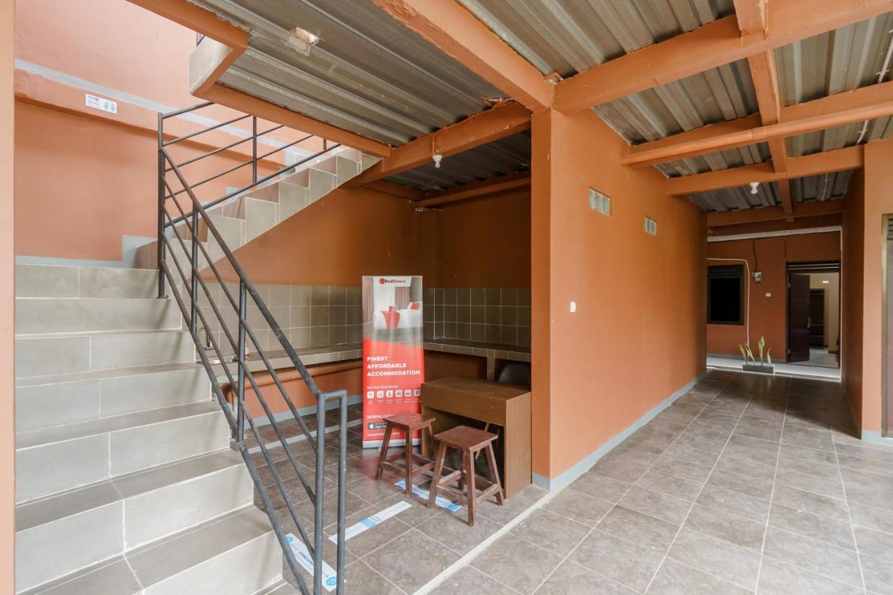 Отель Reddoorz Syariah Near Siloam Hospitals Bulak Kapal Бекаси Экстерьер фото