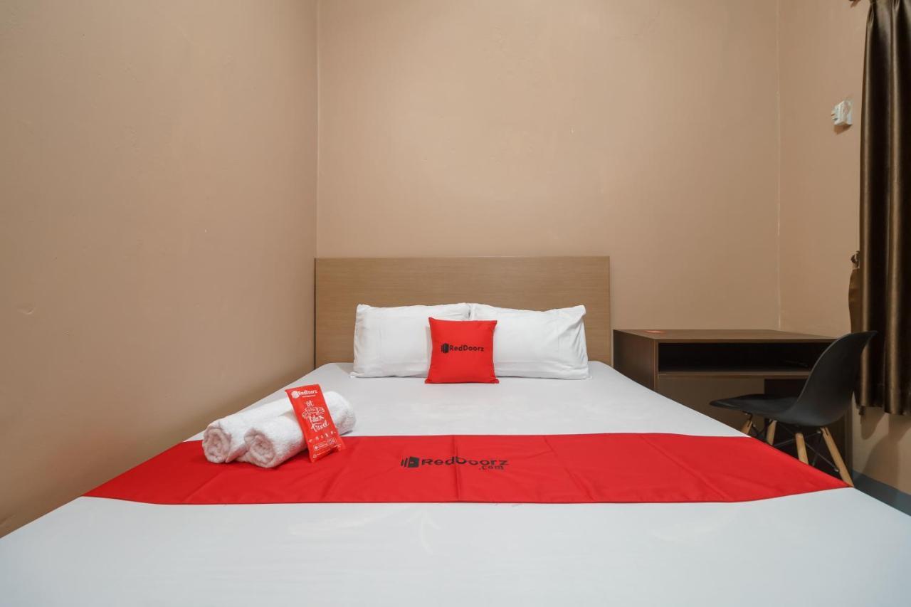 Отель Reddoorz Syariah Near Siloam Hospitals Bulak Kapal Бекаси Экстерьер фото